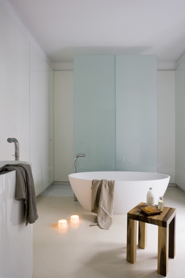 déco-scandinave salle de bains baignoire îlot fond minimaliste