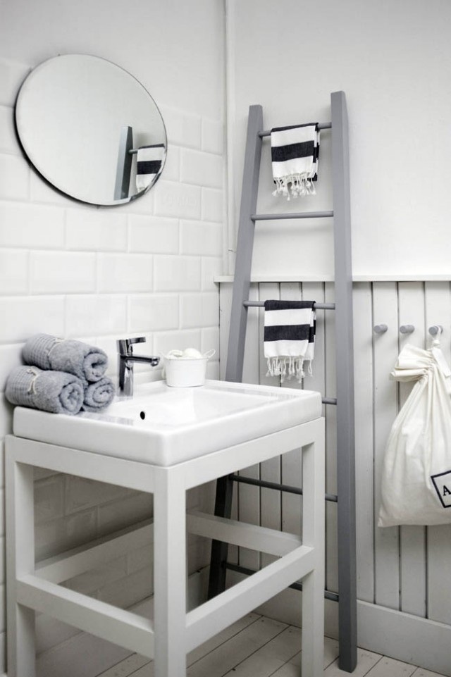 déco scandinave salle de bains porte-serviettes échelle grise