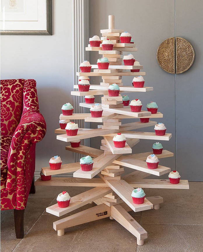 déco-scandinave-sapin-Noël-bois-décoré-cupcakes-caissettes-rouges