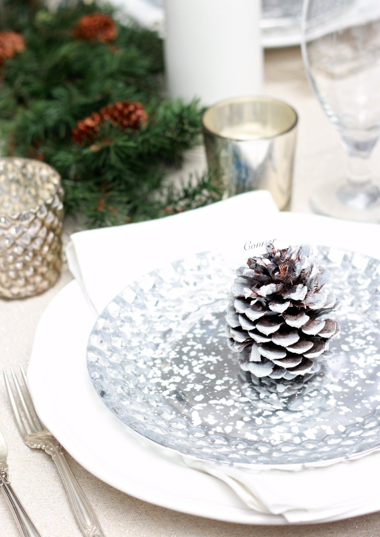 déco-table-Noël-argent-vert-pomme-pin-peinte-blanche