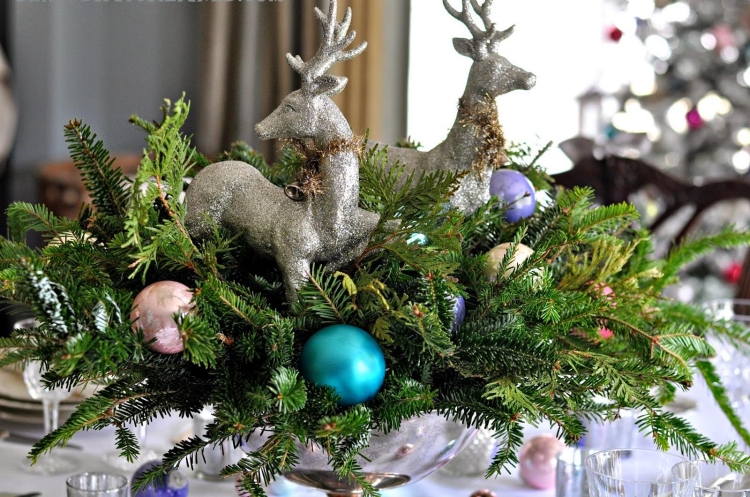 déco de table Noël rennes-argent-branches-sapin-vertes