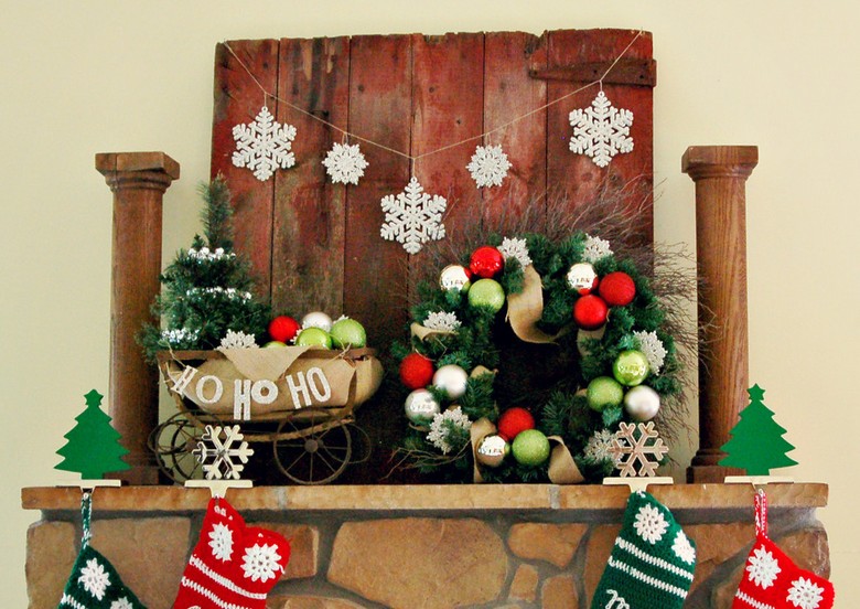 décor Noël traditionnel vert rouge blanc flocons de neige boules