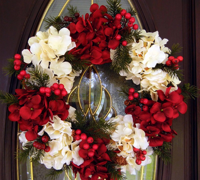 décoration Noël originale couronne porte hortensia blanc rouge