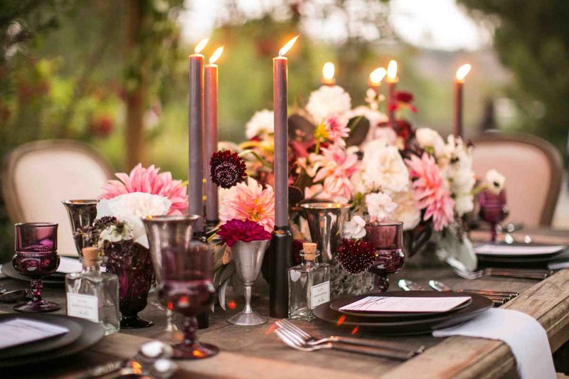 décoration de mariage –automne-déco-table-florale-chandelles-verrerie-bordeaux