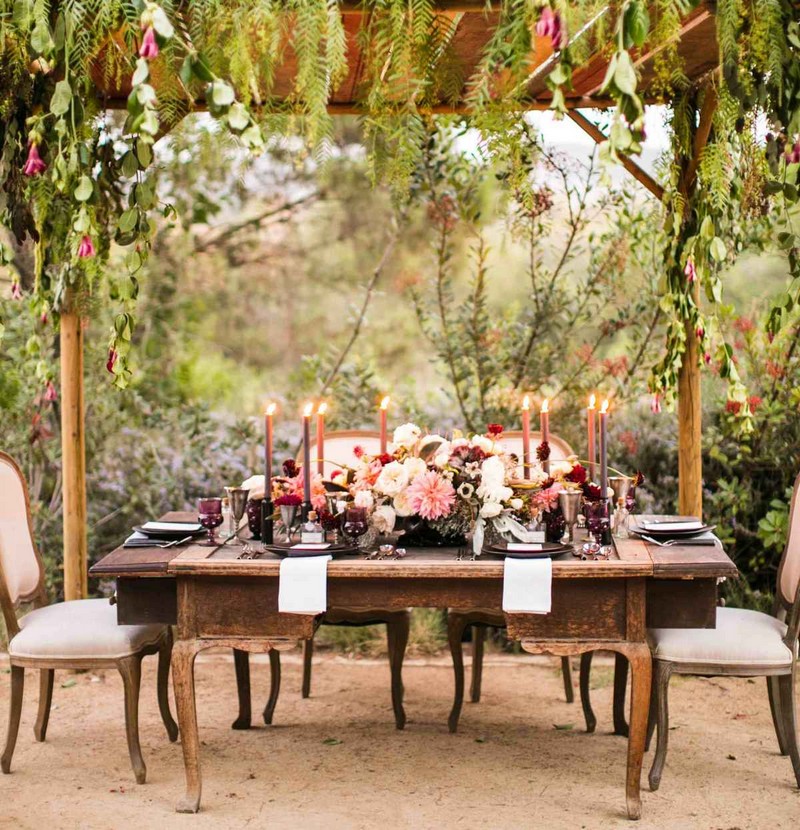 décoration de mariage –automne-table-élégante-chendelles-rouges-centre-table-floral