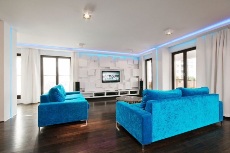 décoration-intérieur-canapés-bleus-corniche-lumineuse
