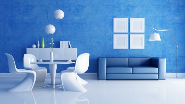décoration d'intérieur chaises design Panton blanches canapé bleu