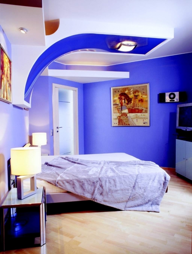 décoration-intérieur-chambre-adulte-blanche-bleu-violet