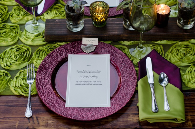 décoration-mariage-automne-assiettes-serviettes-vert-violet