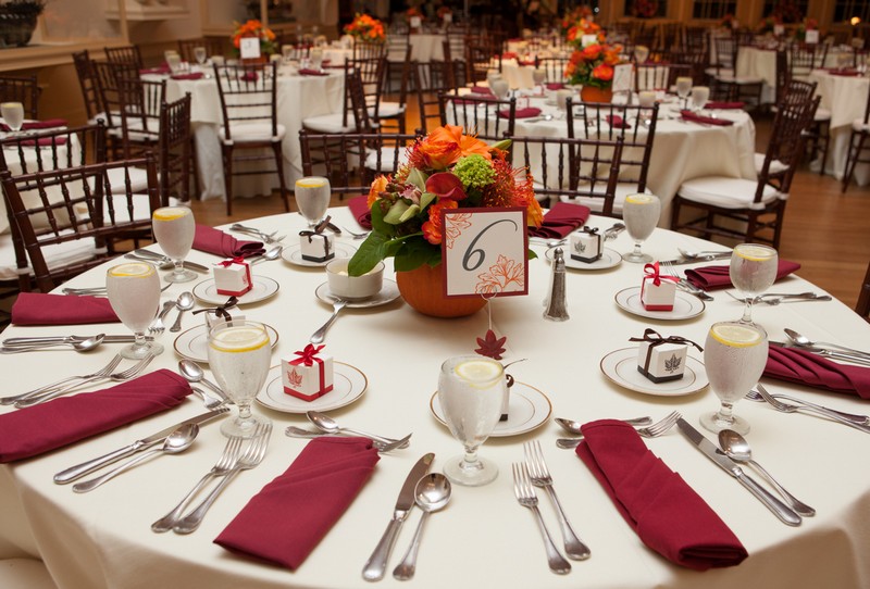 décoration-mariage-table-ronde-centre-fleurs-automnales