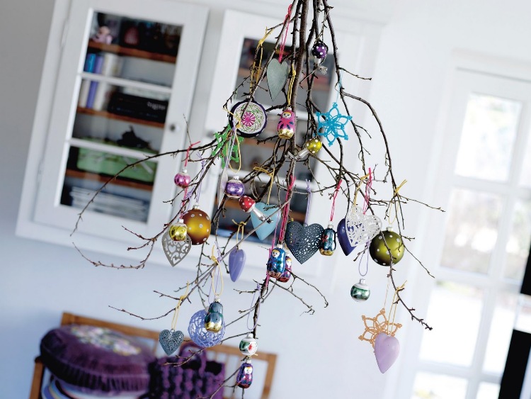 décoration-noël-suspension-originale-branches-bois-boules