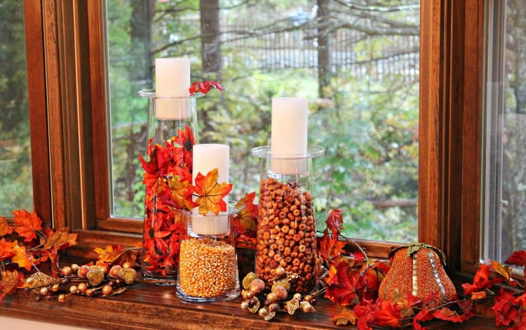 décoration rebord fenêtre feuilles automne bougies blanches