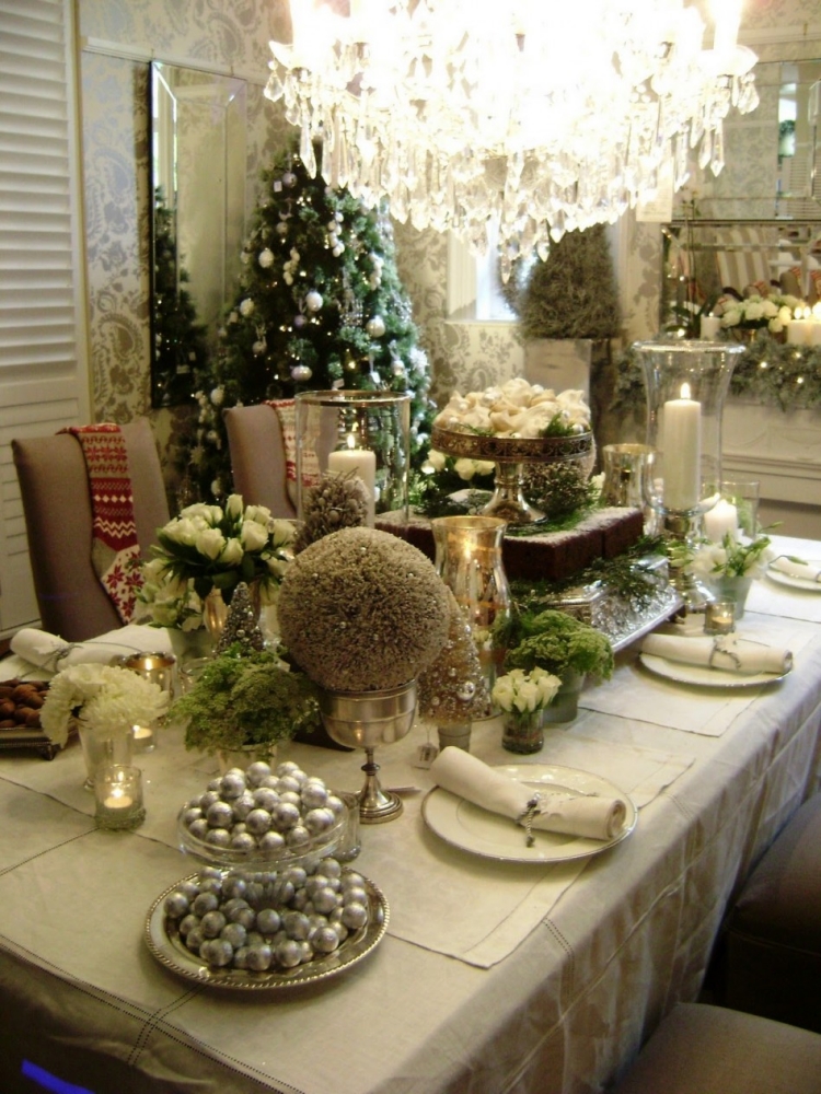décoration-table-Noël-opulente-accents-argent-vert