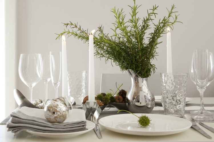 décoration-table-Noël-élégante-argent-vert-blanc