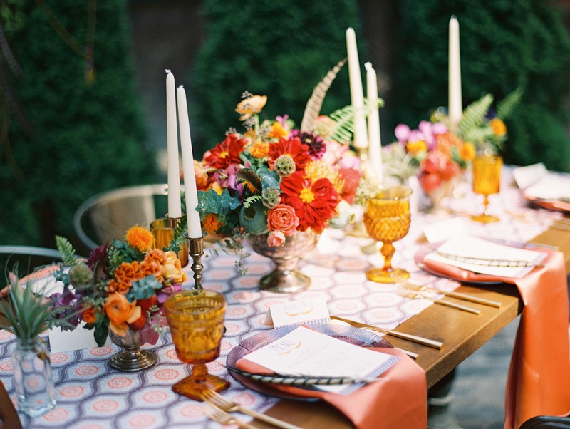 décoration-table-mariage-fleurs-automnales-verres-vin-vintage