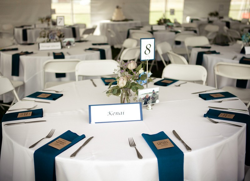 décoration-table-mariage-nappe-blanche-serviettes-bleues