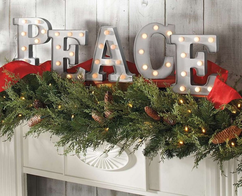 décorations Noël américaine manteau cheminée lettres lumineuses