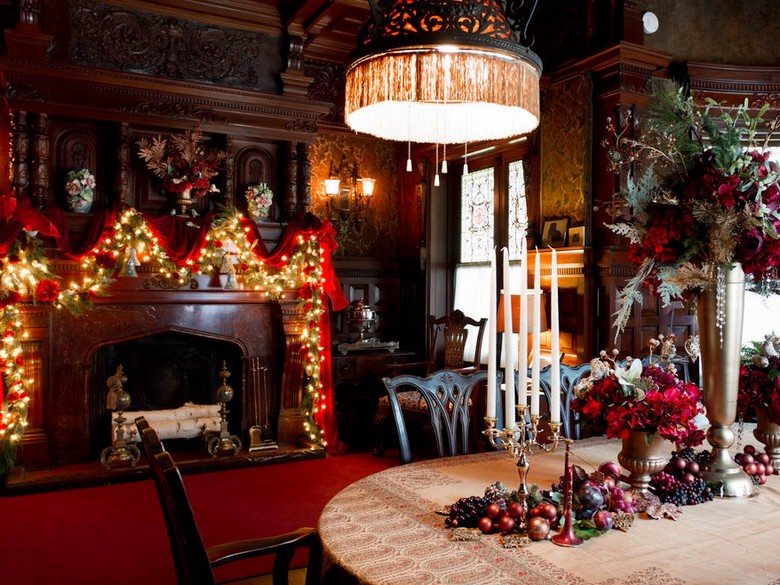décorations-Noël opulentes manteau cheminée guirlandes lumineuses