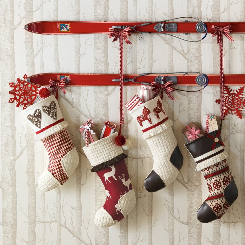 décorations Noël originales chaussettes blanc rouge noir