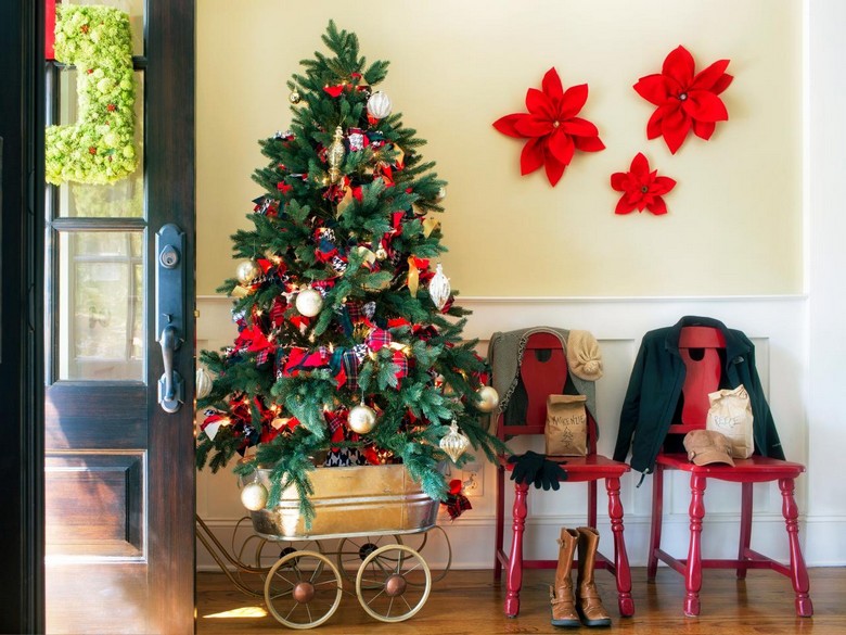 décorations Noël originales entrée maison pousette dorée