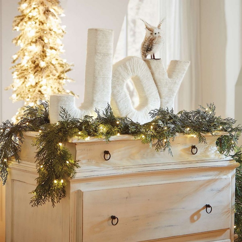 décorations Noël originales lettres Joie fil blanc branches pin