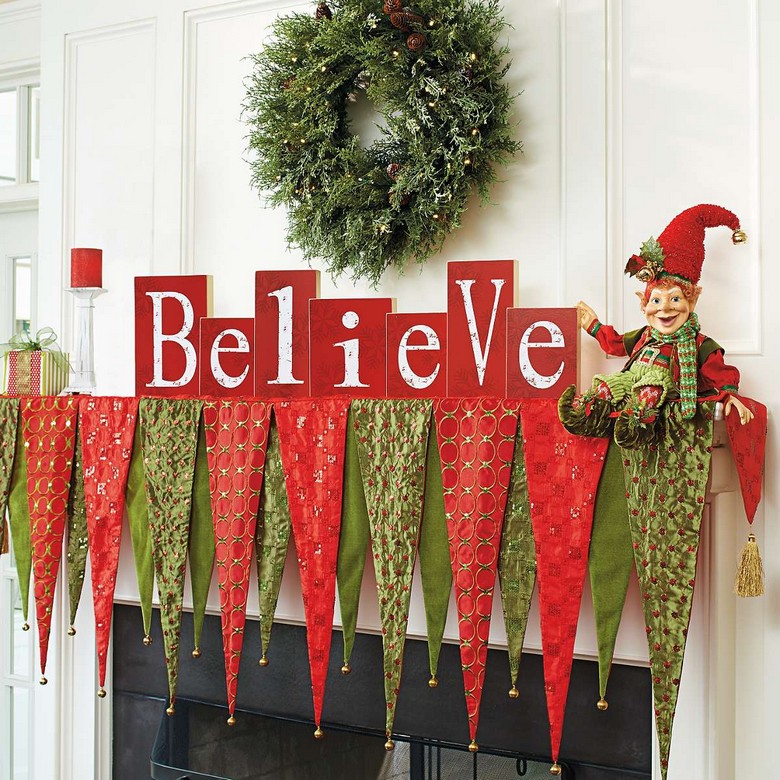 décorations de Noël traditionnelles vert rouge manteau cheminée