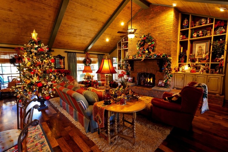 décorations de Noël -sapin-couronne-cheminée-boules-Noel-rouge-or