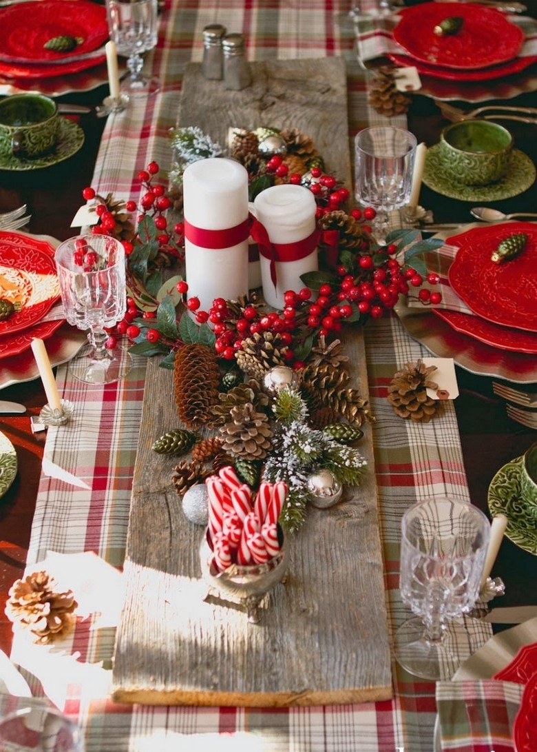 décorations de Noël -table-traditionnelle-rouge-vert-pommes-pin-bougies