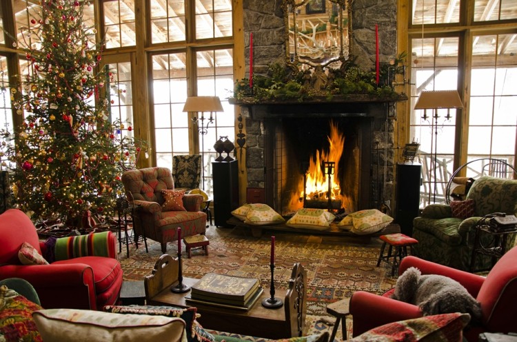décorations de Noël -traditionnelles-sapins-verts-boules-Noel-rouge-or-déco-manteau-cheminée