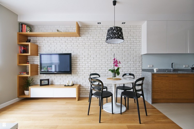 ecran-plat-mural-mur-brique-blanche-meuble-tv-bois-clair-table-tulipe-chaises-noires