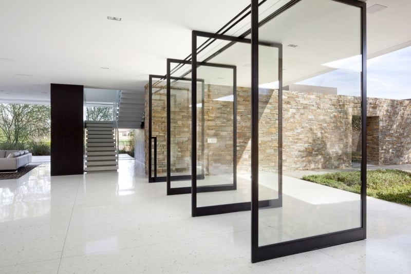 ensemble de portes entrée sur pivot design moderne Madison house