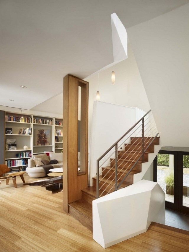 escalier bois parquet-flottant bois clair murs blancs