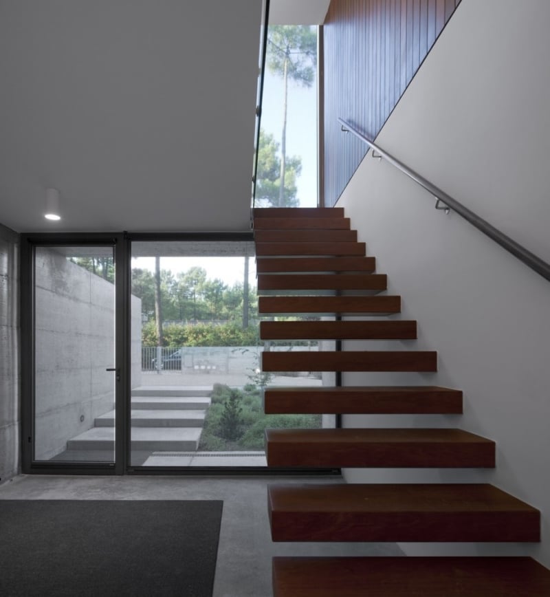 escalier marches suspendues bois main courante métal