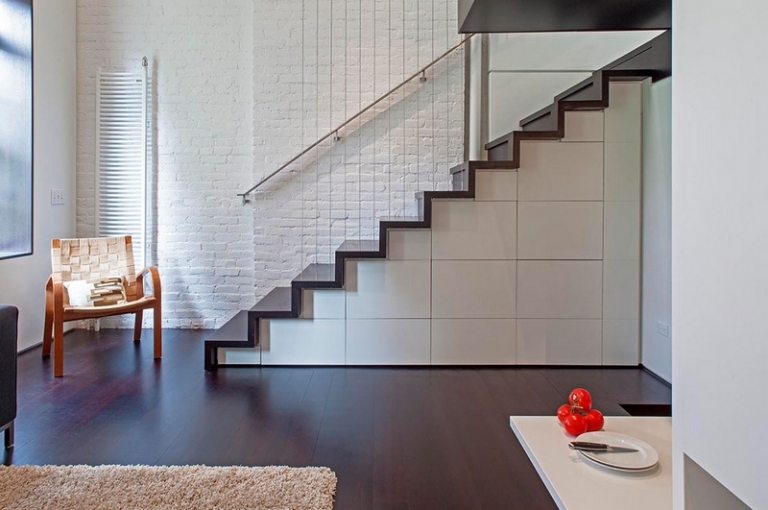 escalier-moderne-droit-espace-rangement-mur-brique-blanche