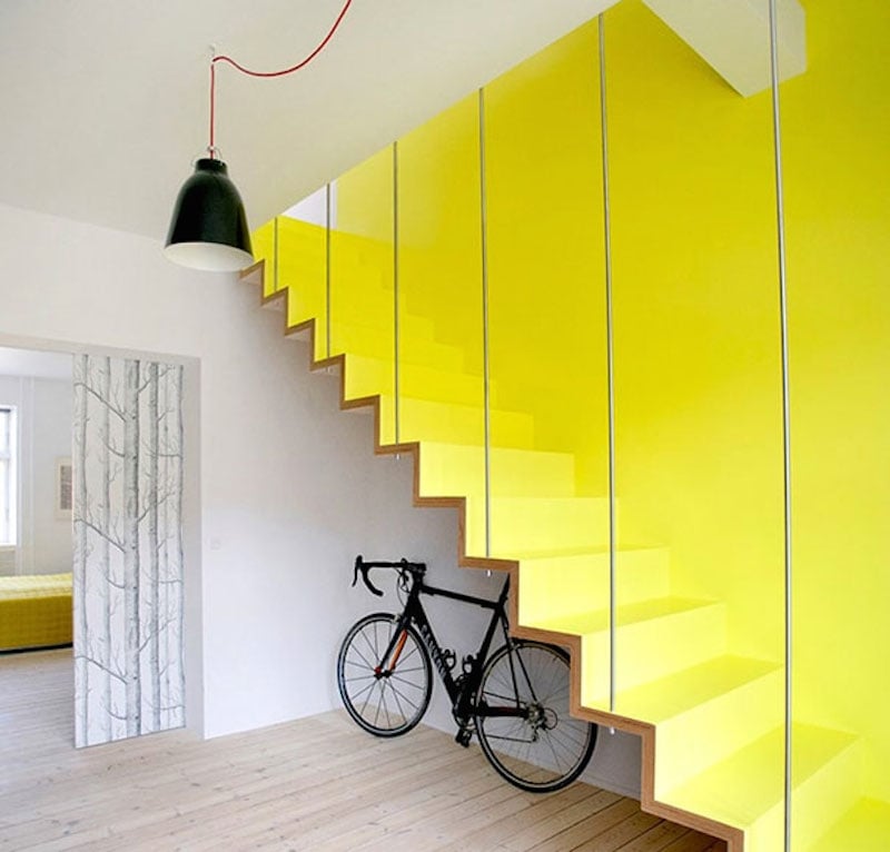 escalier-moderne-droit-invisible-peinture-murale-jaune-fluo