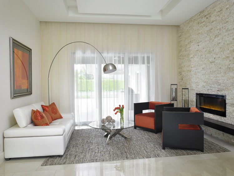 fauteuils-couleur-wengé-canapé-blanc-tapis-gris-coussins-orange