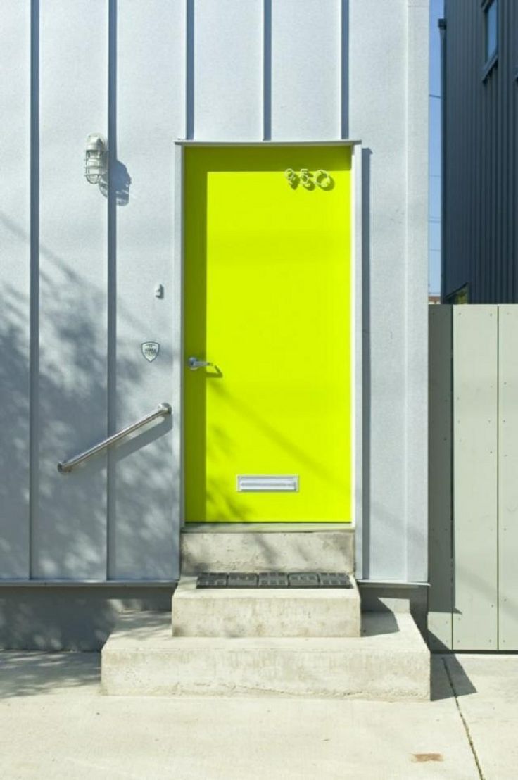 façade grise porte entrée originale peinte jaune fluo