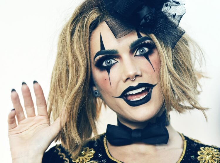fille clown noir makeup pour halloween créatif