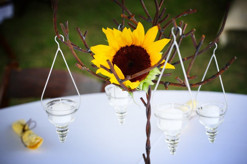 fleur-tournesol-arrangement-arbre-fil-métallique-fleur-tournesol-bougies-blanches fleur de tournesol