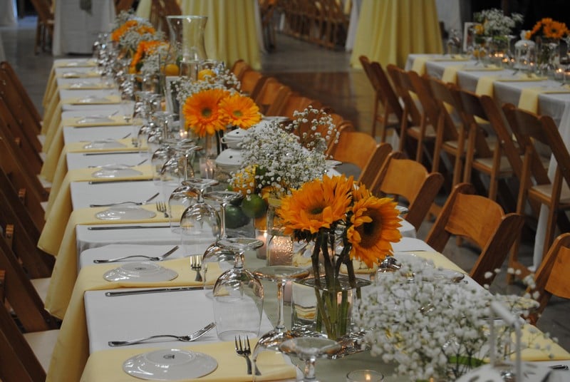 fleur-tournesol-arrangements-gypsophiles-tournesols-bougies-déco-table