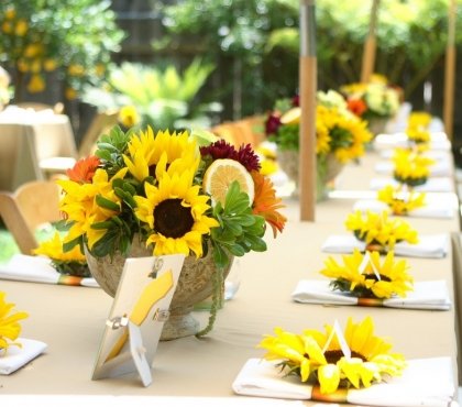 fleur-tournesol-déco-table-arrangements-tournesols-tranches-orange