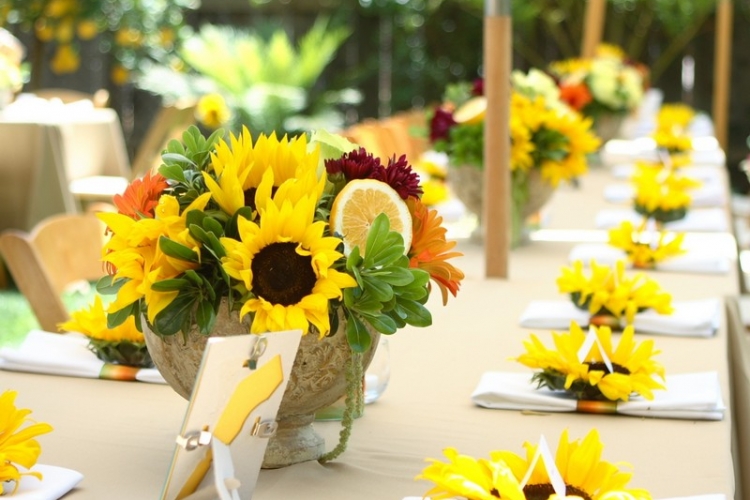 fleur-tournesol-déco-table-arrangements-tournesols-tranches-orange
