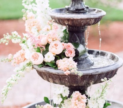 fontaine de jardin décorée de fleurs organisation-mariage plein-air