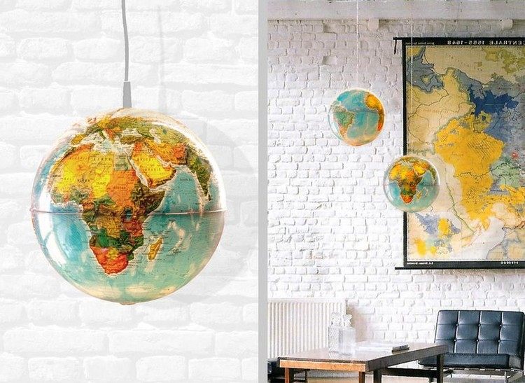 globe-terrestre-abat-jour-suspendu-mur-brique-blanche-carte-monde