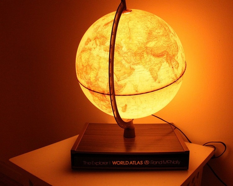 globe-terrestre-lumineux-lampe-chevet