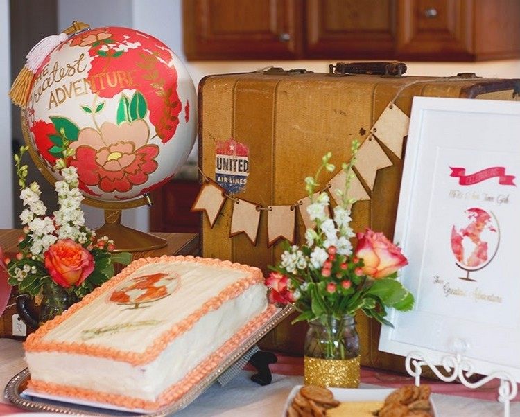 globe-terrestre-peinture-blanche-dessins-fleurs-rouges-déco-vintage-valise-guirlande-fanions