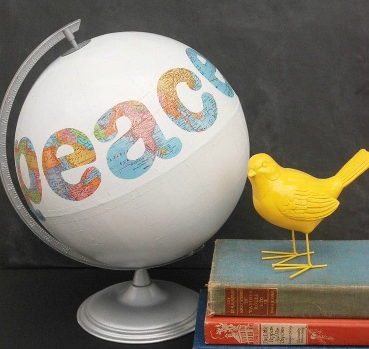 globe-terrestre-peinture-blanche-lettres-papier-globe-figurine-oieseu-jaune