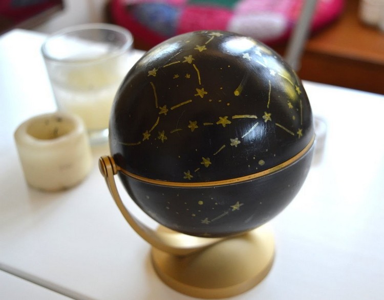 globe-terrestre-peinture-noire-étoiles-or-déco-table