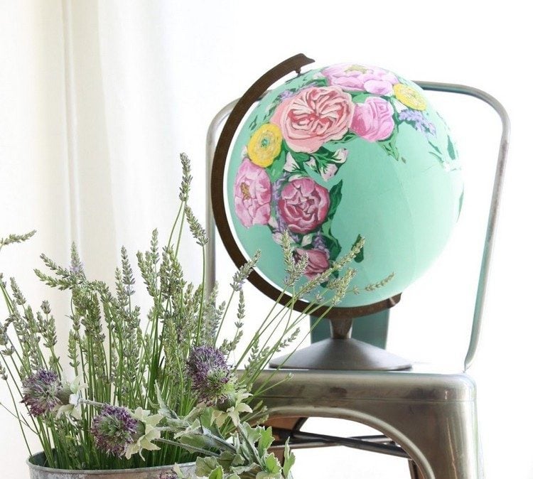 globe-terrestre-shabby-chic-peinture-vert-menthe-fleurs-roses-bouquet-fleurs globe terrestre