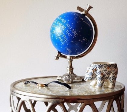 globe-terrestre-table-basse-globe-bleu-message-lettres-blanches-vase-céramique